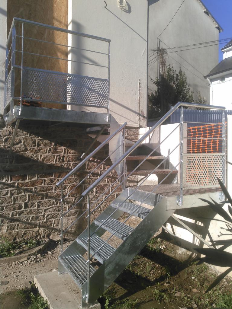 Escalier extérieur en acier limon à la française galvanisé à chaud.